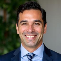 Retrato profesional de Javier García, Coach de Salud Holística de VidaVerde Wellness.